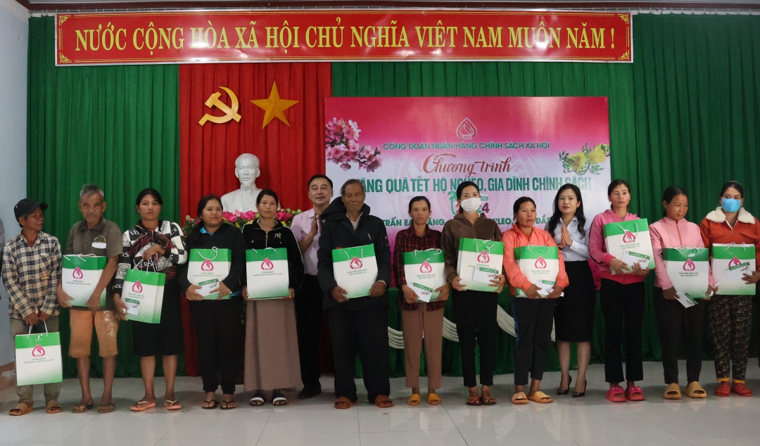 Công đoàn Ngân hành chính sách xã hội Việt Nam tặng quà Tết cho người nghèo ở huyện Ea H’Leo